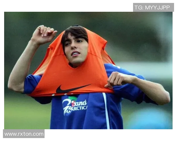 《足球场上的传奇之路：从青涩少年到世界巨星的成长与突破》