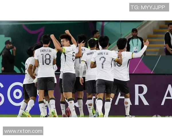 国足逆转取胜晋级亚洲区决赛圈全场鏖战展现顽强拼搏精神